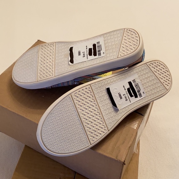 NEW Toms Kids shoe - Picture 3 of 4
